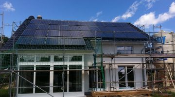 Photovoltaikanlage auf Haus im Bau
